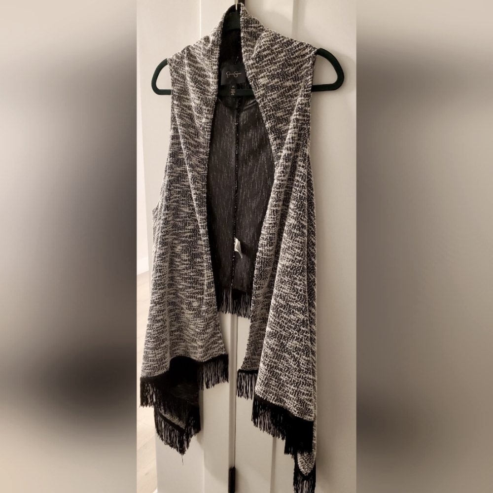JESSICA SIMPSON- Pretty long, knit vest with fringe black and white